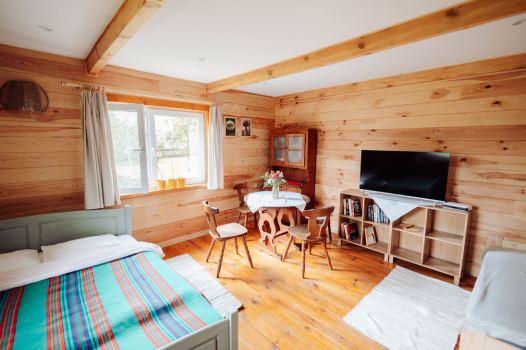 Pokój z dwuosobowym łóżkiem i stolikiem