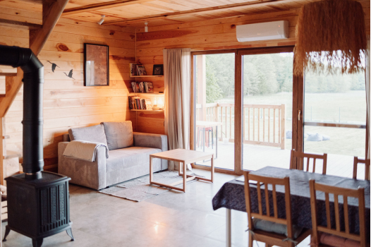 Przestronny salon z kanapą i stolikiem kawowym.