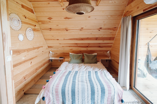 Przestronna sypialnia z łożem małżeńskim i tarasem.